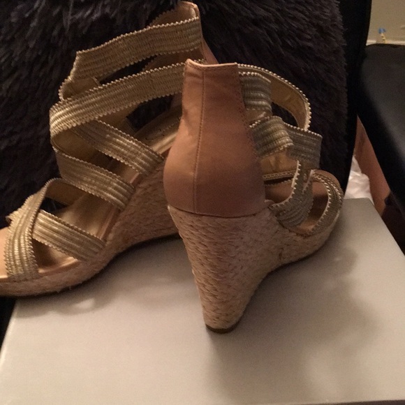 🔥Sale🔥nice cross cross wedge heels in EUC - Picture 3 of 3